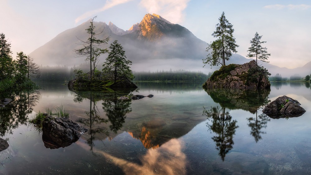 湖泊高山烟雾缭绕高清风景电脑壁纸