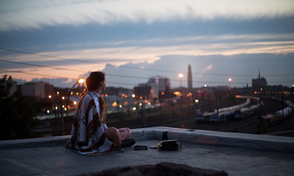 夜晚城市单独女人散景摄影高清壁纸