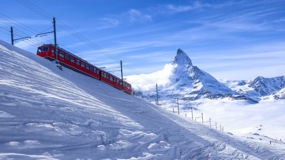 瑞士采尔马特列车疾驰而过高清壁纸(3840x2160)