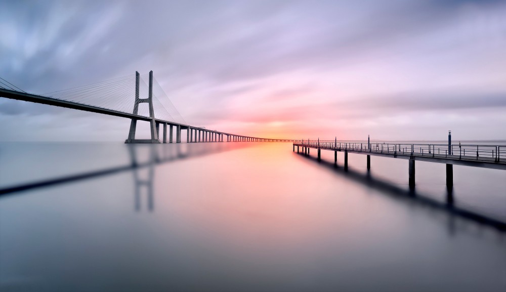 葡萄牙瓦斯科达伽马大桥平静日出风景高清壁纸(2048x1181)
