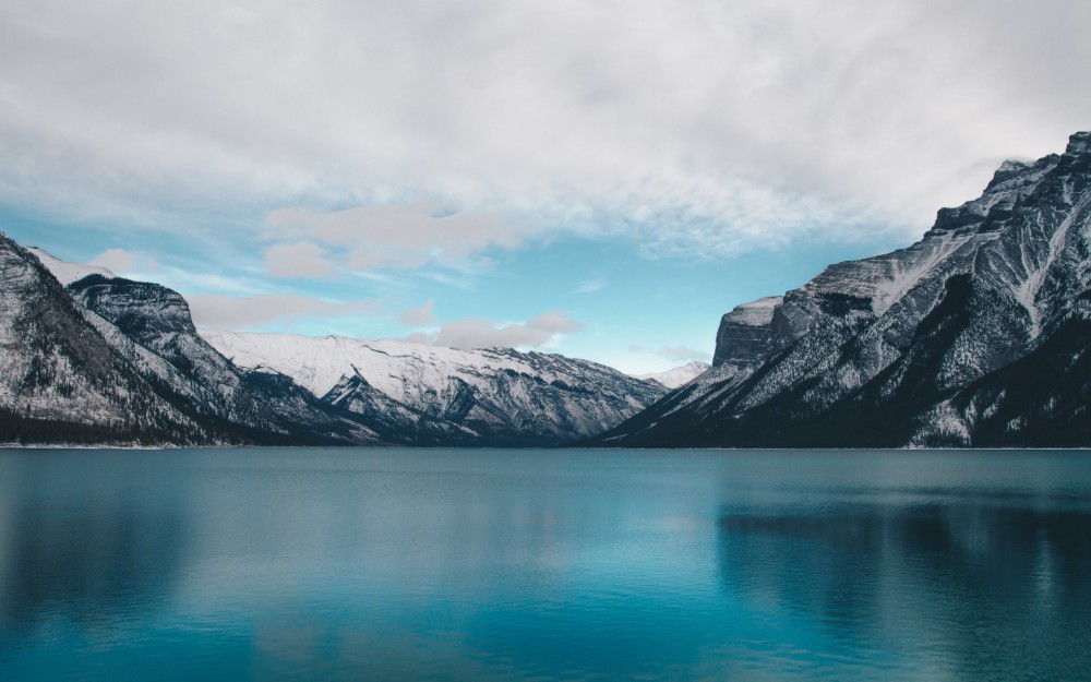 蓝色湖泊高山天空自然风景高清壁纸(1920x1200)