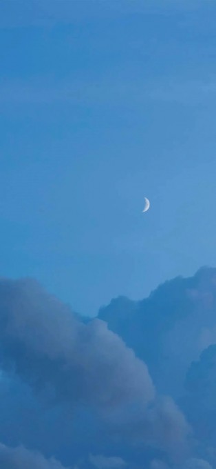 月亮月牙天空云朵风景全屏手机壁纸(1080x2338)