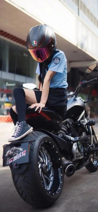 头盔机车美少女高清手机壁纸
