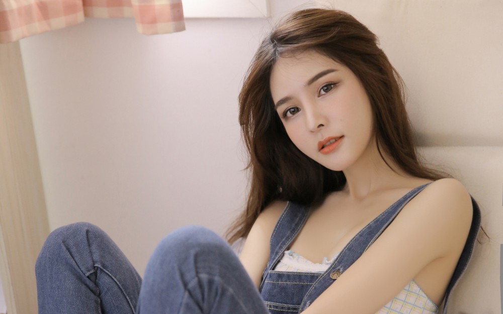 白皙性感美女靓丽高清桌面壁纸