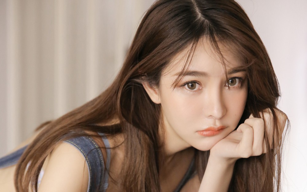 白皙性感美女靓丽高清桌面壁纸