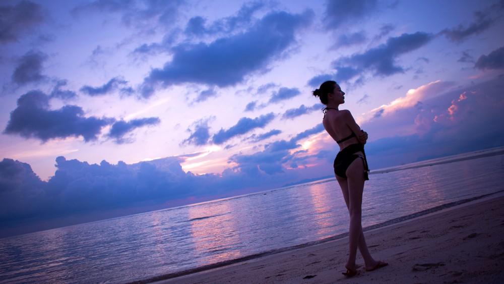 海边海滩比基尼美女桌面壁纸