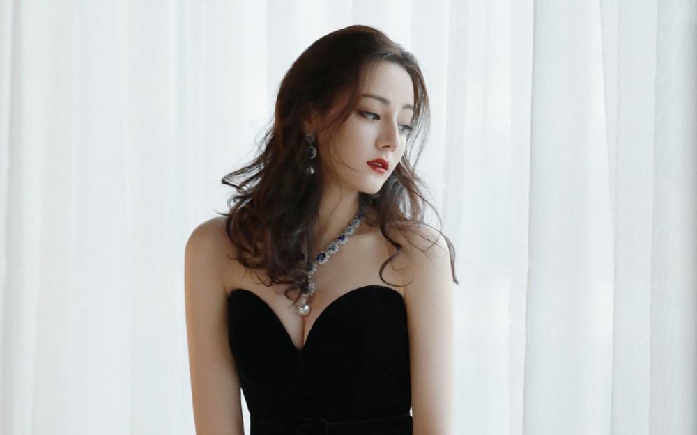 迪丽热巴性感妩媚写真桌面壁纸