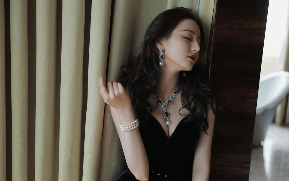 迪丽热巴性感妩媚写真桌面壁纸