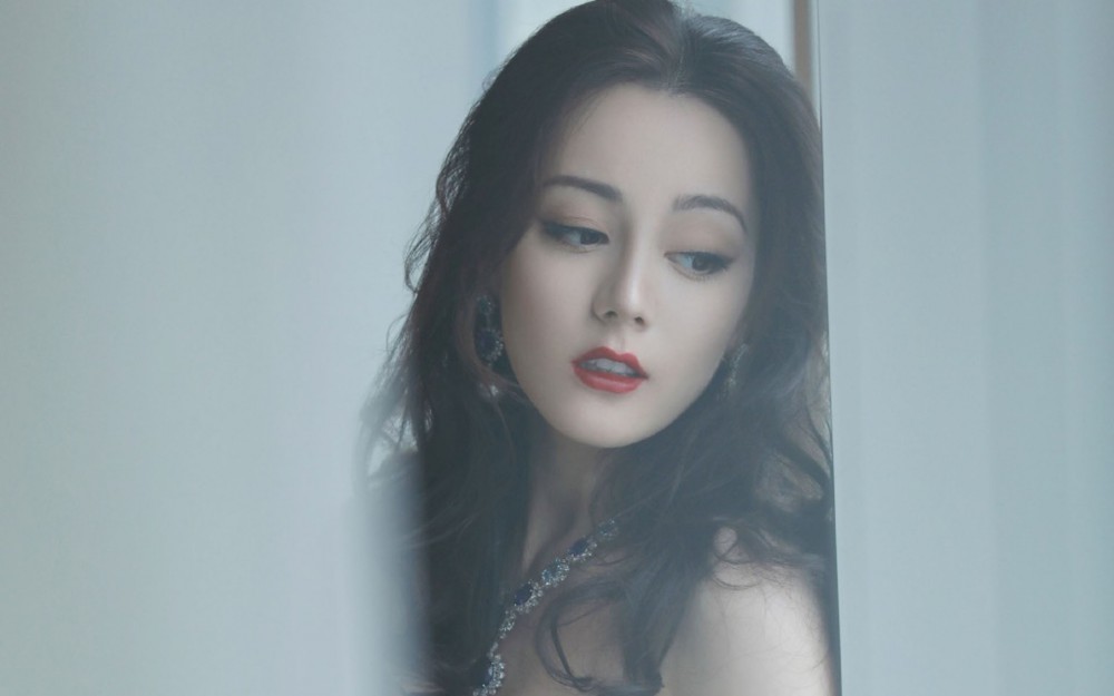 迪丽热巴性感妩媚写真桌面壁纸