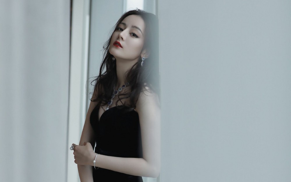 迪丽热巴性感妩媚写真桌面壁纸