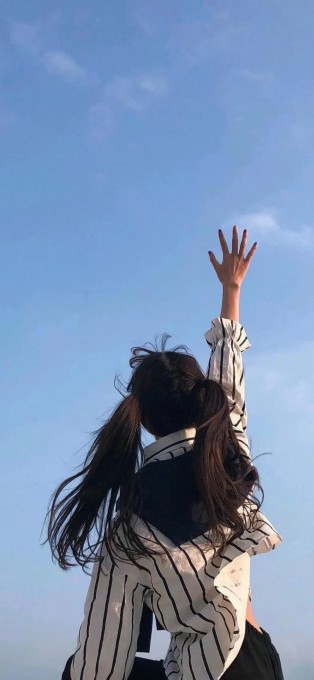 蓝天双马尾女孩背影手机壁纸