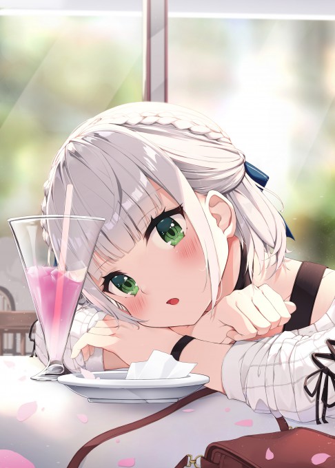 白银诺艾尔鸡尾酒4k手机壁纸