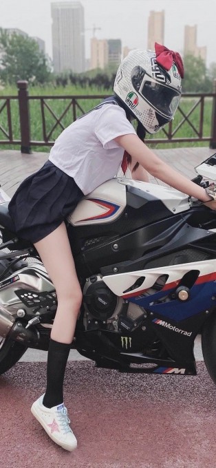 少女水手服机车头盔手机壁纸