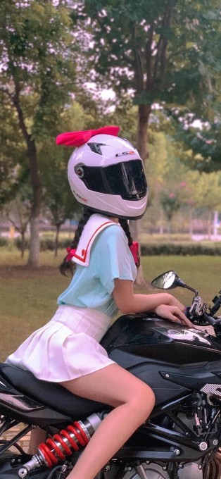少女水手服机车头盔手机壁纸
