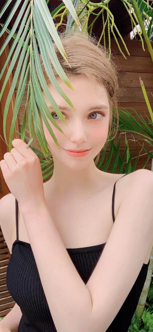 德国模特Chloe高清手机壁纸(739x1600)