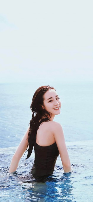 迪丽热巴海边写真高清手机壁纸(1242x2688)