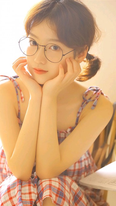 俏皮少女居家甜美诱人写真手机壁纸