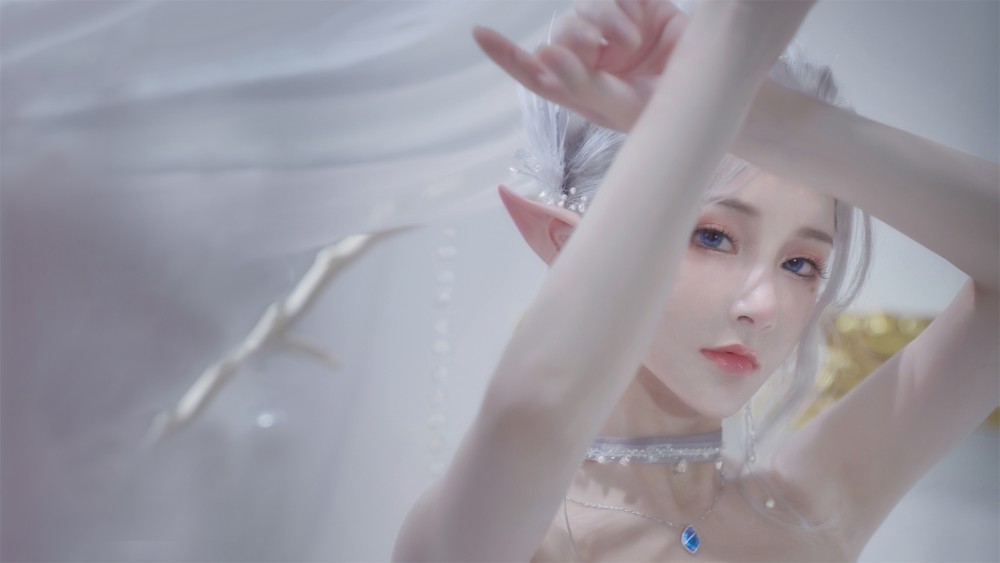 白发长睫毛蓝色眼睛cos精灵族美少女唯美高清壁纸图片