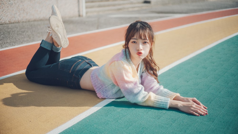 跑道清纯美女4k壁纸