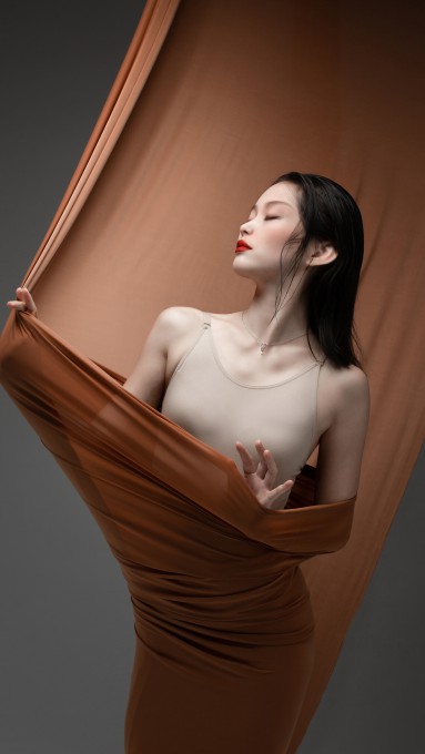 闭上眼睛黑色头发美女手机壁纸
