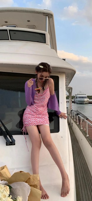 游艇上戴墨镜的女孩手机壁纸