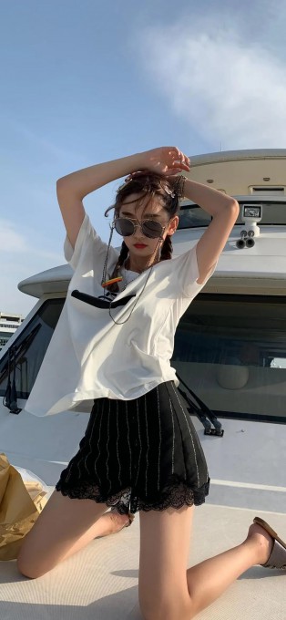 游艇上戴墨镜的女孩手机壁纸