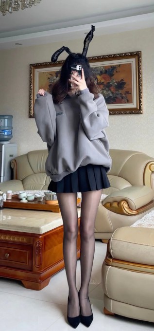 网红电气鼠黑色丝袜高跟鞋美女美腿自拍手机壁纸(828x1775)
