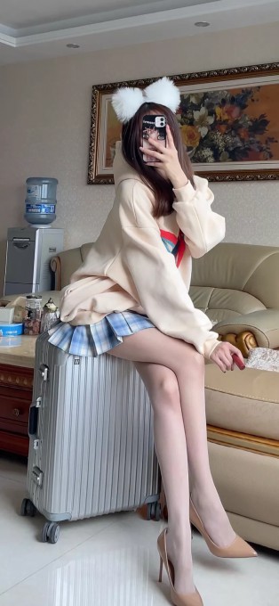 网红电气鼠美女对镜自拍手机壁纸