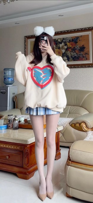 网红电气鼠美女对镜自拍手机壁纸