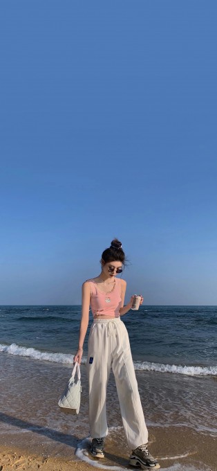 海边沙滩长腿美女手机壁纸