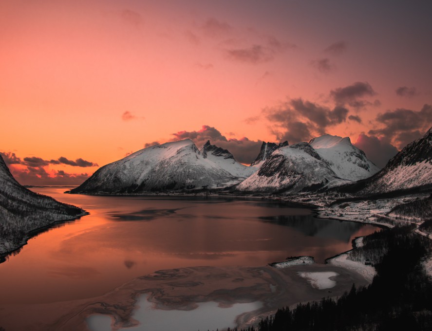 黄昏高山湖泊风景壁纸
