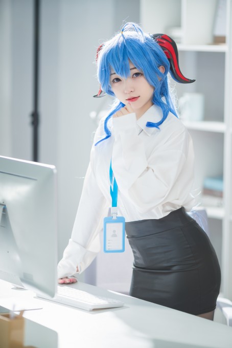 花铃甘雨秘书
