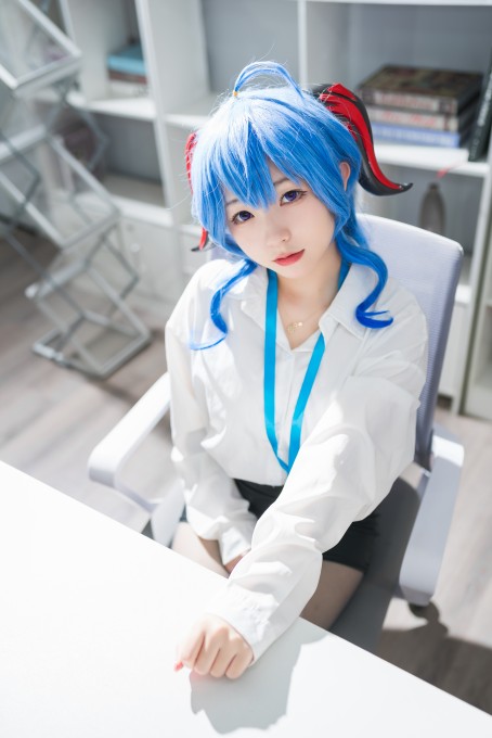 花铃甘雨秘书