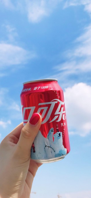 手拿可口可乐高清壁纸