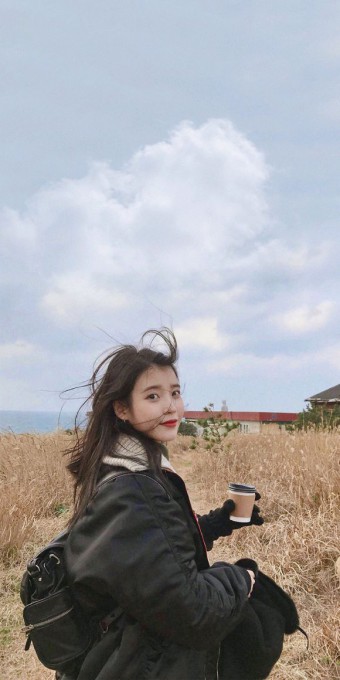 户外清纯美女高清壁纸