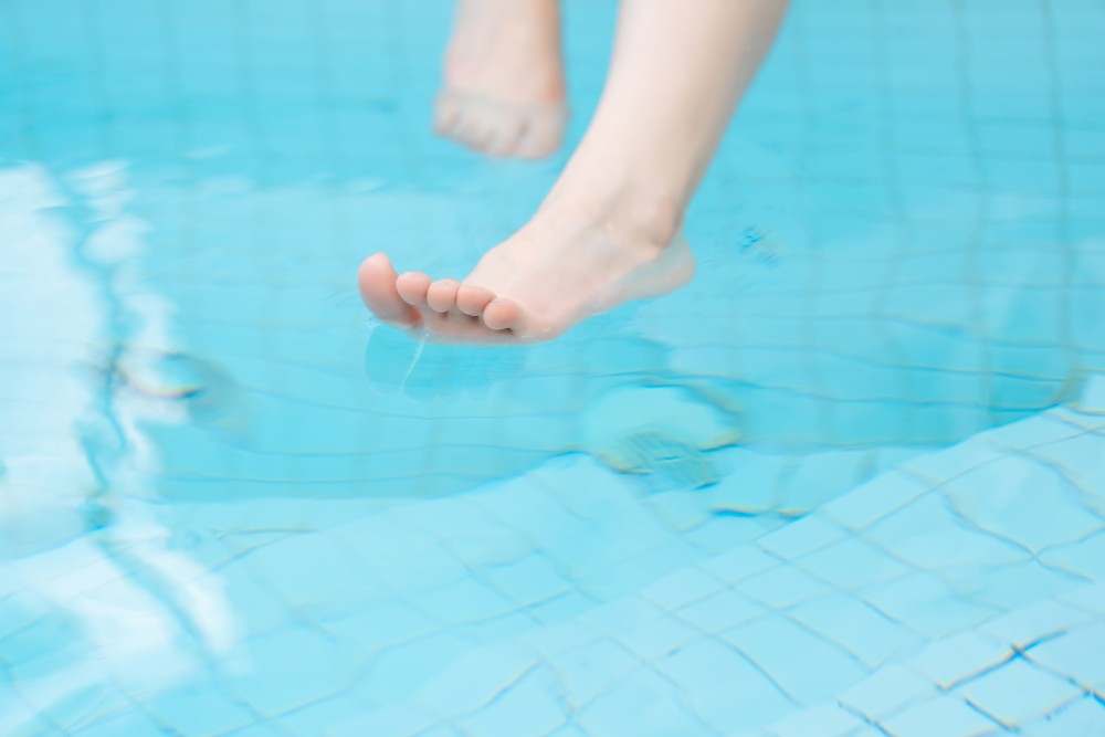 桃良阿宅水中玉足