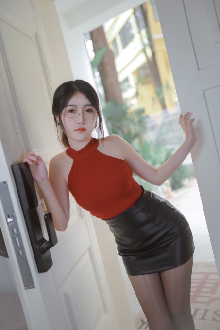 不呆猫姐姐在家独自买醉