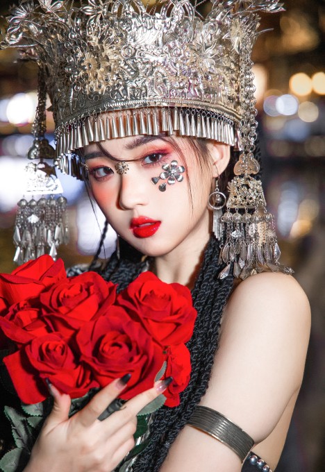 瓦斯塔亚小龙虾苗疆女子抱着红玫瑰花