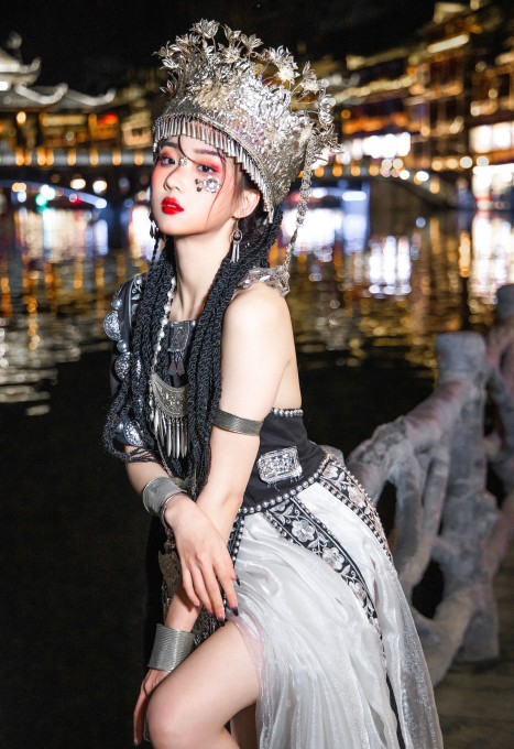 瓦斯塔亚小龙虾苗疆女子