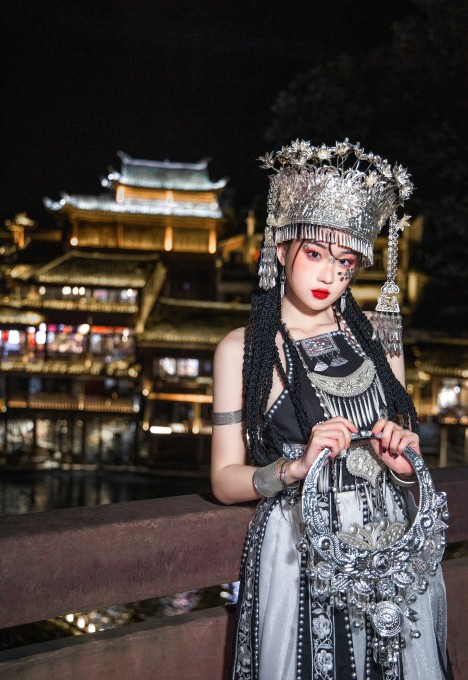 瓦斯塔亚小龙虾苗疆女子