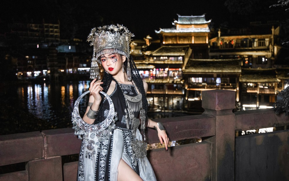 瓦斯塔亚小龙虾苗疆女子