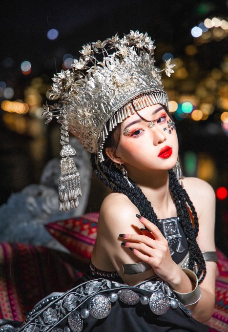 瓦斯塔亚小龙虾苗疆女子