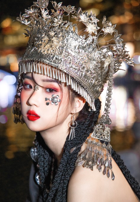 瓦斯塔亚小龙虾苗疆女子