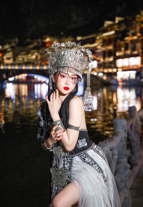 瓦斯塔亚小龙虾苗疆女子