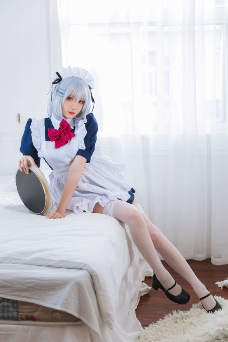 瓜希酱折纸女仆坐在床上