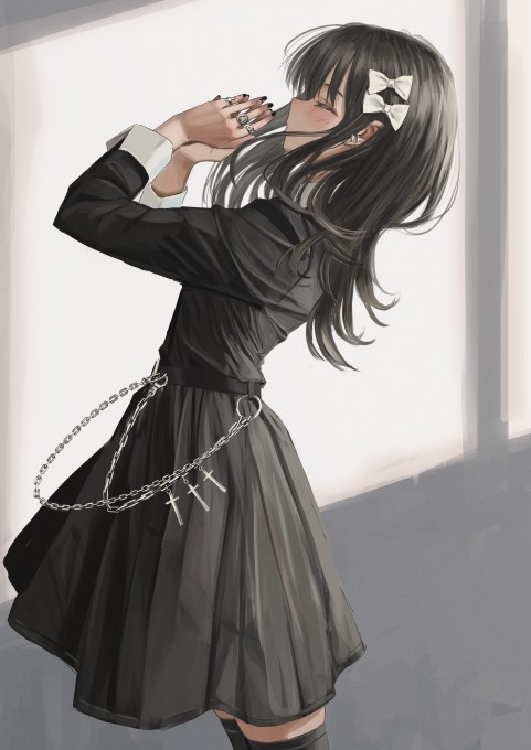 黑色长发女孩穿着黑色连衣裙在祈祷4k手机壁纸(2784x3938)