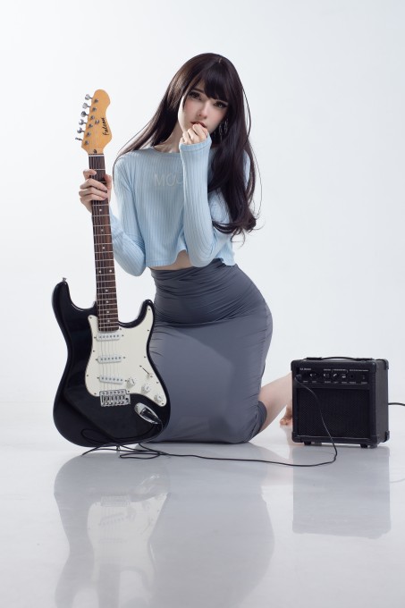 CandyBall角色扮演吉他妹妹跪在地上