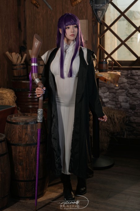 咬人小小兔角色扮演菲伦酩酊大喷菇站立显出傲人身材