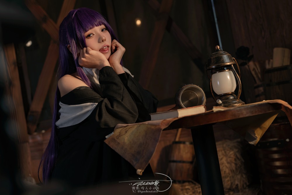 咬人小小兔角色扮演菲伦酩酊大喷菇双手托着下巴吐舌