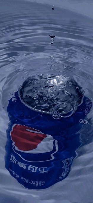泡在水中的罐装百事可乐高清手机壁纸